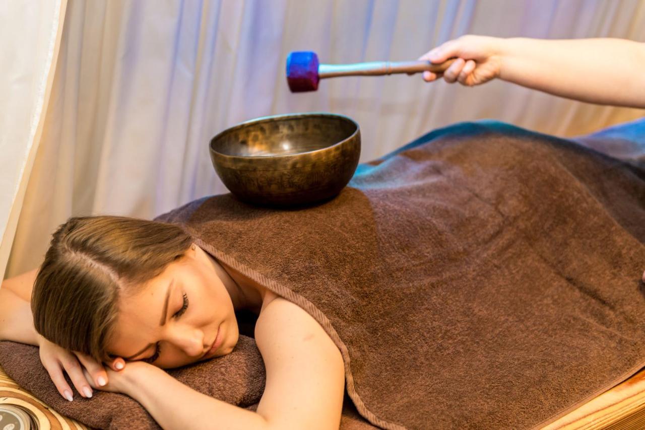 Niebieski Art Hotel & Spa Krakow Exterior photo A woman receiving a singing bowl massage